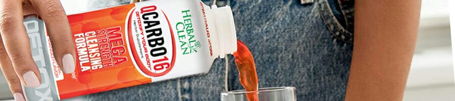 Pouring a Qcarbo16 on a glass